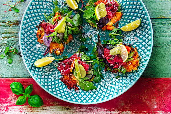 Afbeelding recept Smashed rösti met carpacciosalade en matchadressing