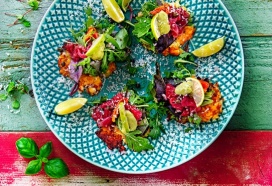 Smashed rösti met carpacciosalade en matchadressing