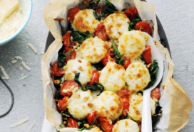 Lekker ovengerecht met aardappelgratin, spinazie en rucola