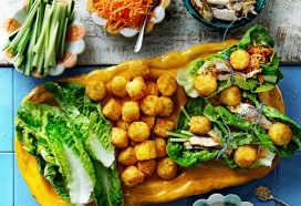 Sla-wraps met gegrilde kip en sesamdressing