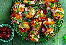 Röstirondjes met sticky mango, gegrilde kip en bieslookolie